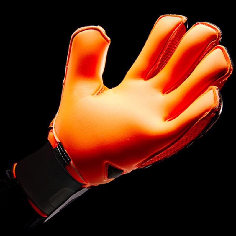 Goalkeeper gloves with fingersave