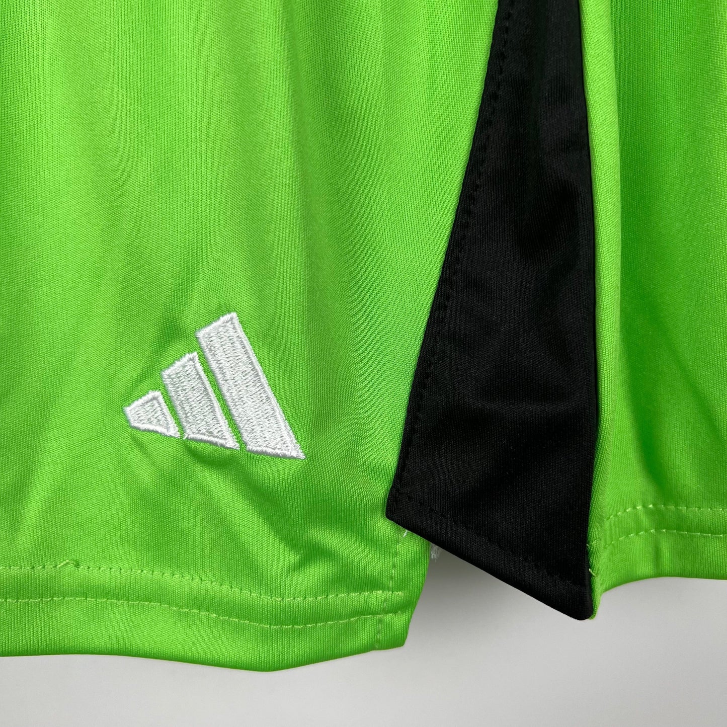REAL MADRID GOALKEEPER/GOALKEEPER I 23/24 KIDS KIT
